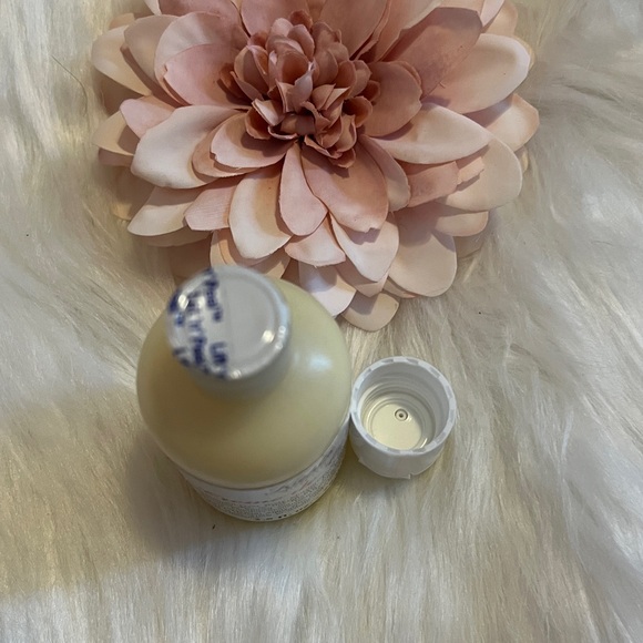 Kiehls Bundle Face Wash face Cream & Body Moisturizer - Picture 6 of 8